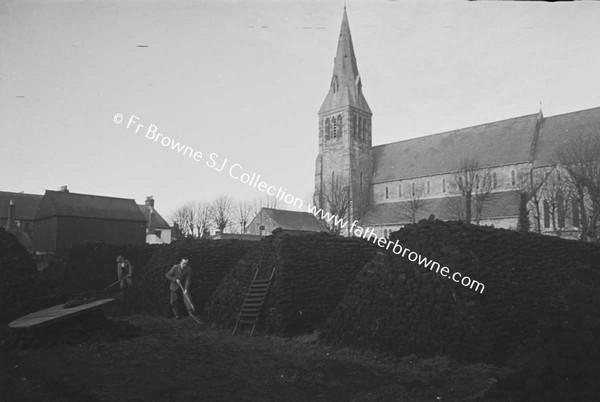 MUINTIR NA TIRE  TURFSTOCKS OUTSIDE PARISH CHURCH